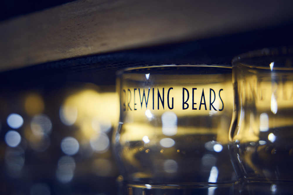 Verres de bière Brewing Bears au comptoir de La Distillerie