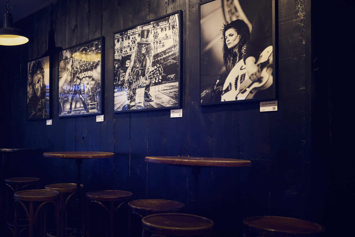 Tirages Airbourne, Slash et The Dead Weather au mur de La Distillerie