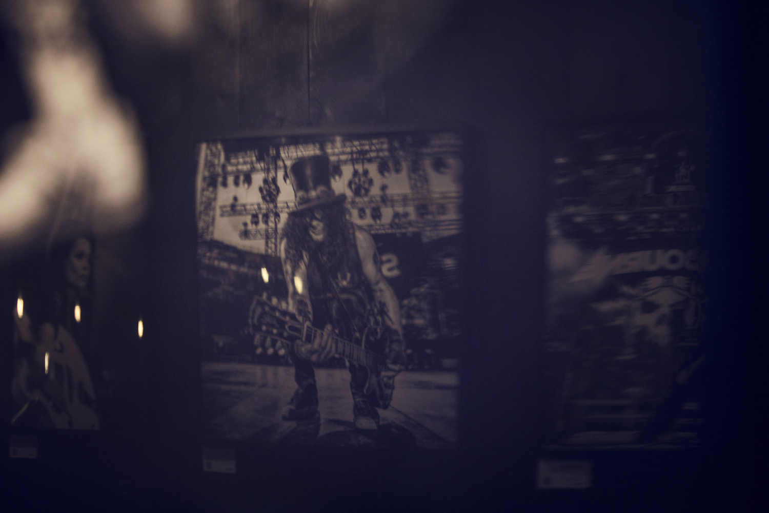 Tirage de Slash en reflet dans la salle de La Distillerie