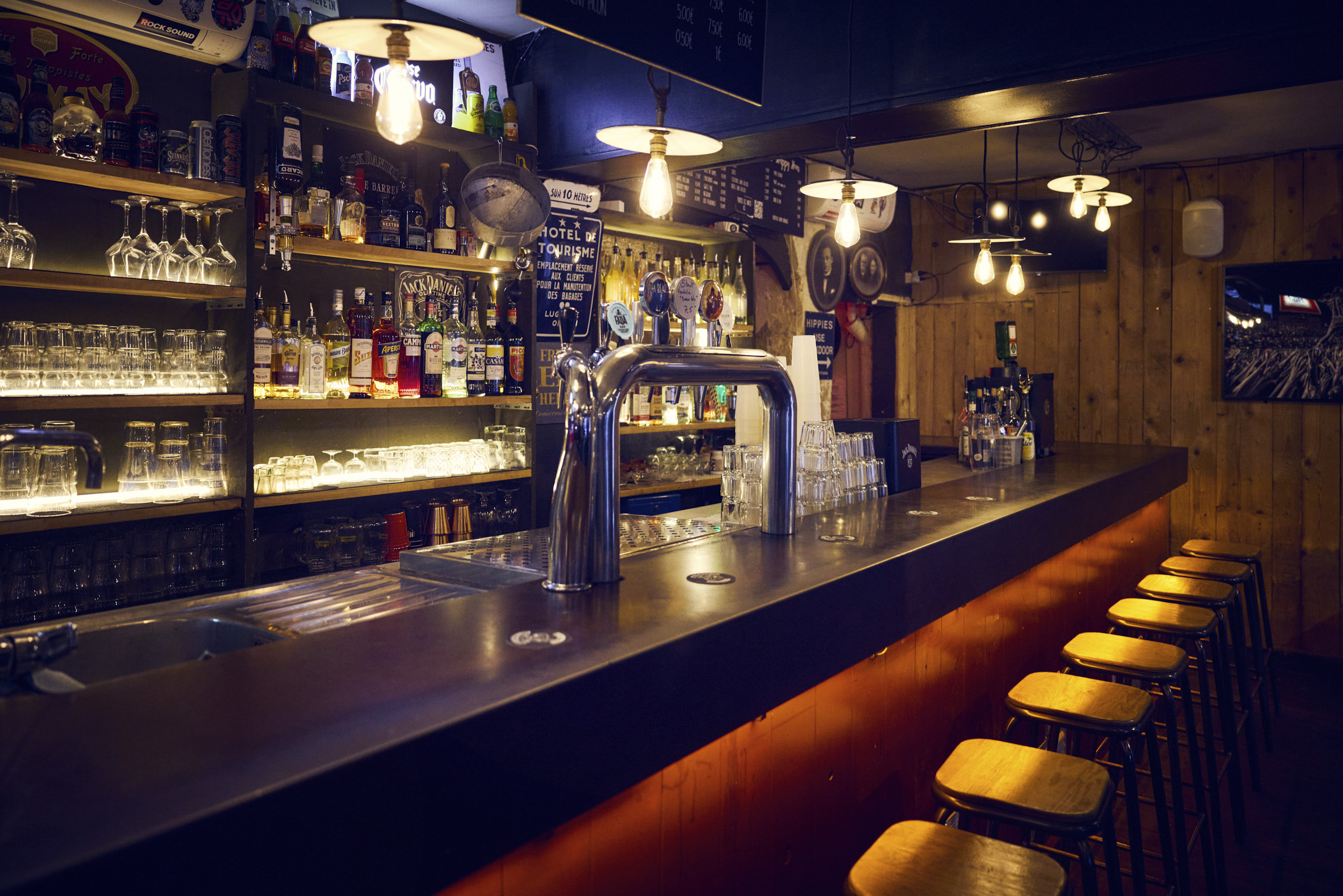 Photo de l'intérieur de la Distillerie avec une vue sur le comptoir